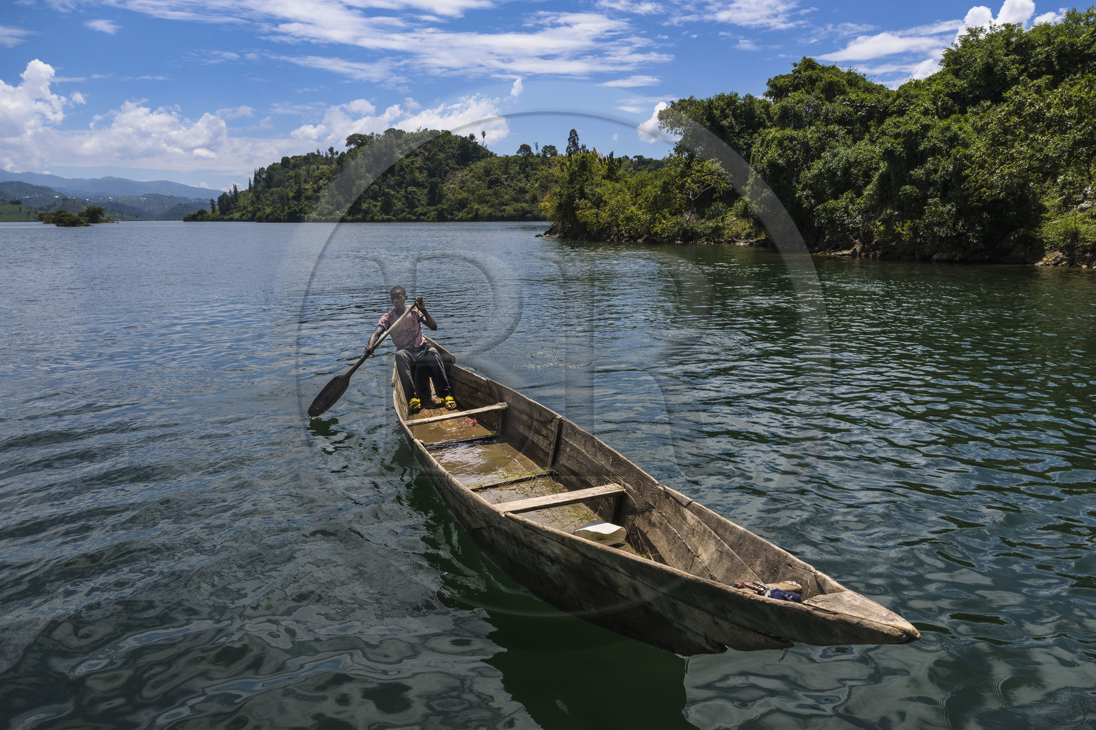 Rwanda, Western Province, Karongi (formerly named Kibuye), lake Kivu, canoe navigating between the islets off Kibuye