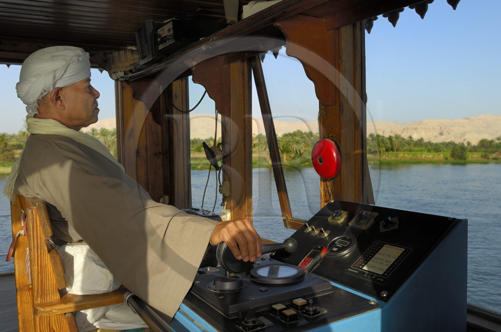 Egypte, Haute Egypte, croisière sur le Nil entre Louxor et Assouan, le capitaine (rais) du Steam Ship Sudan