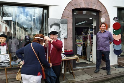 France, Pyrénées-Atlantiques (64), Pays-Basque, Saint-Jean-Pied-de-Port, rue d'Espagne sur le chemin de Saint-Jacques-de-Compostelle, l'ancien champion de pelote grand chistera Michel Cavier et son père Jean Cavier qui prend ici la mesure pour un béret devant leur boutique de vêtements