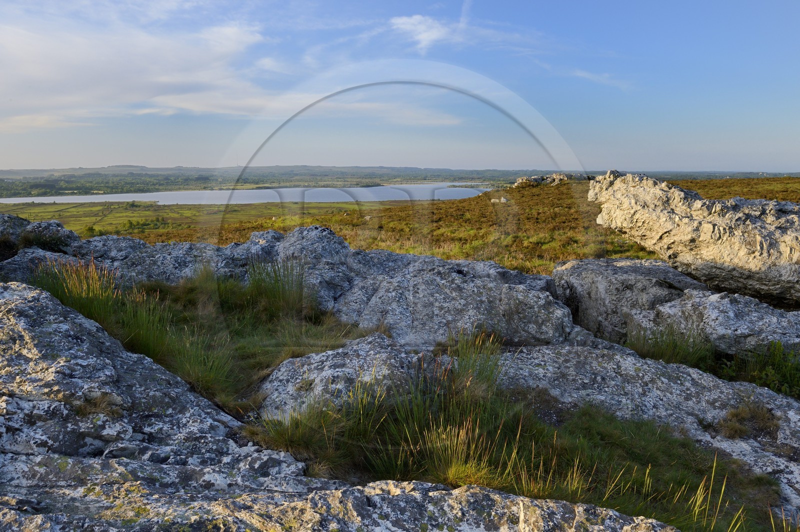 France, Finistère (29), parc naturel régional d'Armorique, Monts d'Arrée, rocher des exorcismes druidiques du marais du Yeun-Elez menant au Youdig (une des portes de l'enfer) surplombant le réservoir de Saint-Michel