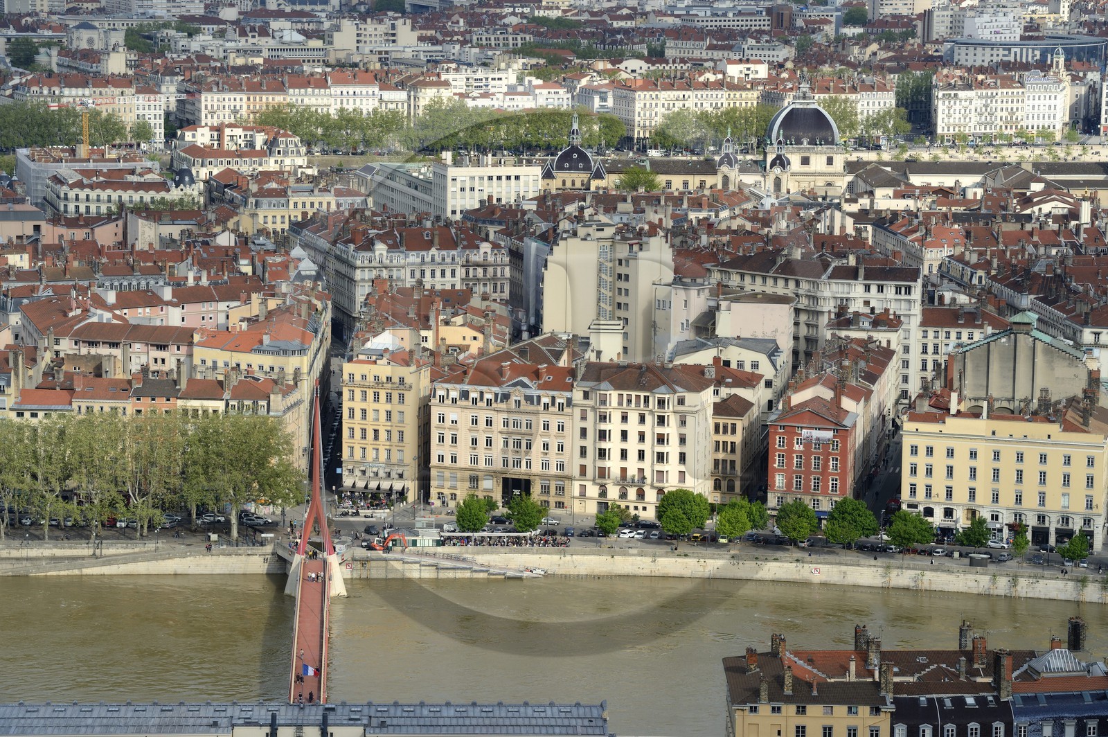 France, Rhône (69), Lyon, site historique classé Patrimoine Mondial de l'UNESCO, la passerelle du palais de justice sur la Saône et le quartier de la Presqu'Ile en arrière plan