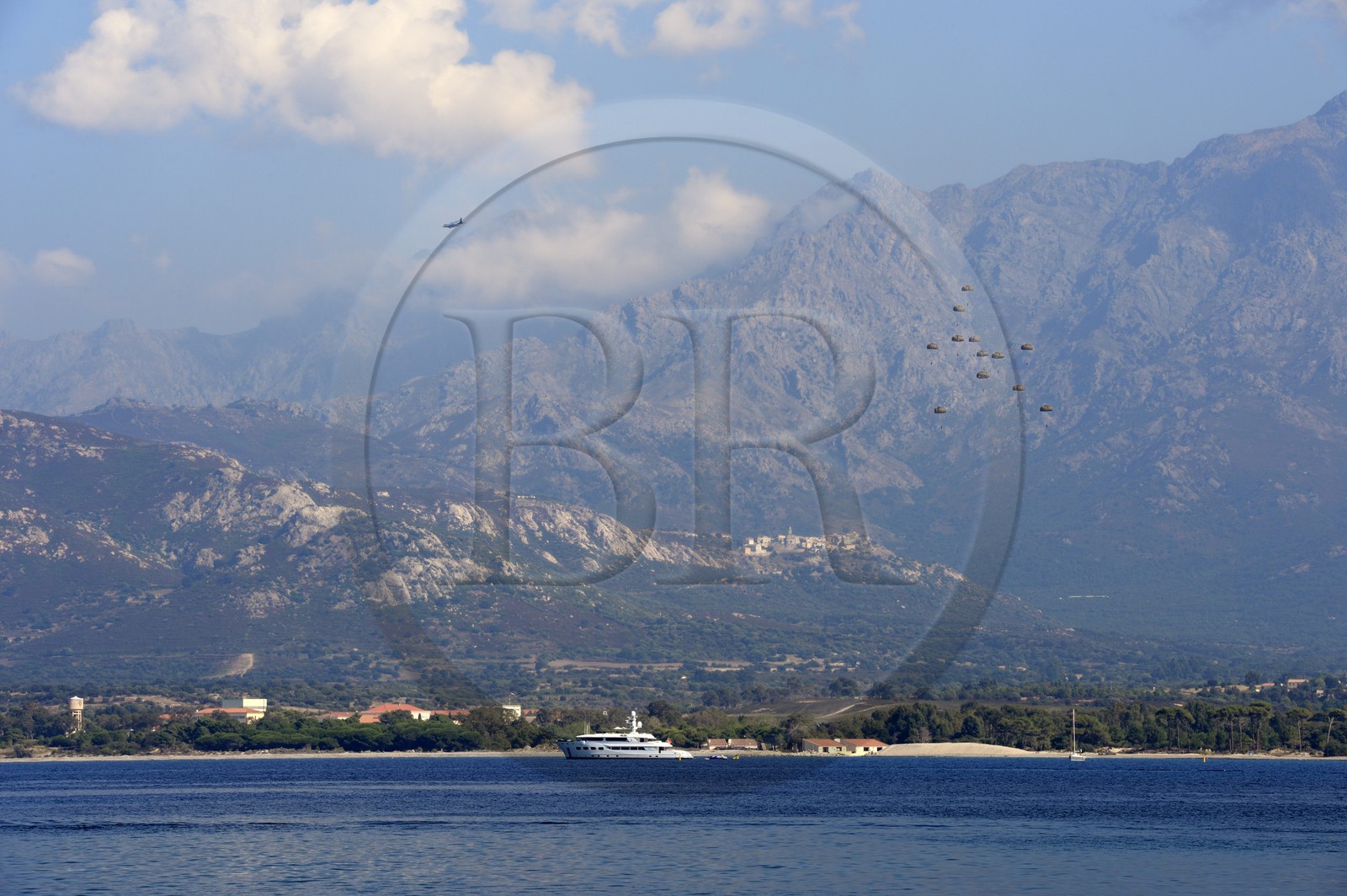 France, Haute-Corse (2B), entrainement des parachutistes de la Légion Etrangère au dessus de la baie de Calvi