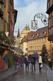 France, Haut-Rhin (68), Colmar, maisons à pignons et maisons à pans de bois dans la Grand Rue avec des décorations de Noël