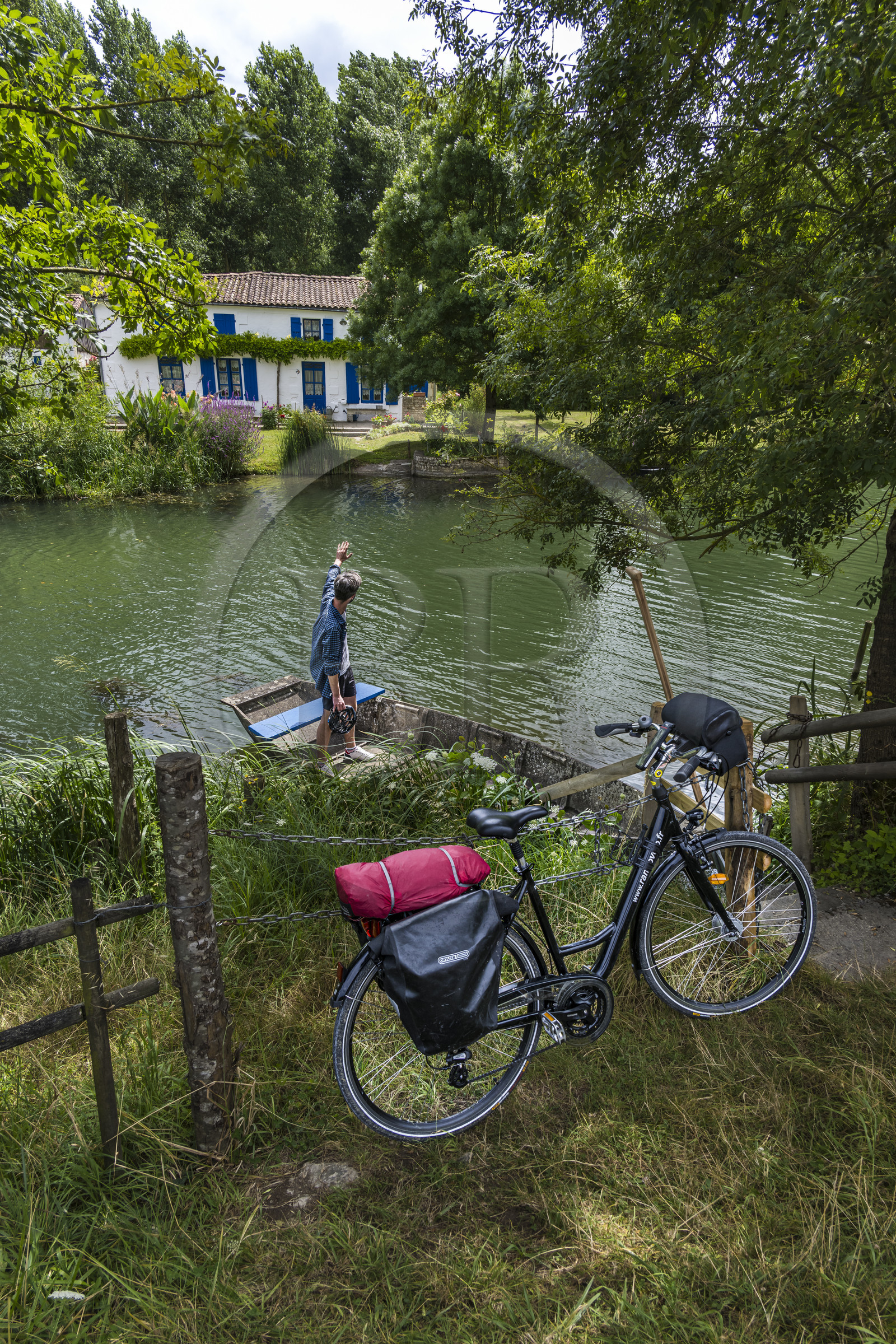 France, Deux-Sèvres (79), le Marais Poitevin, la Venise Verte, Coulon, maison du marais typique au bord de la Sèvre Niortaise et de la voie cyclable de la Vélo Francette