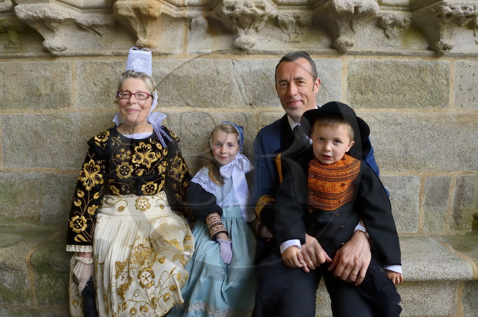 France, Finistère (29), Locronan, labellisé Les Plus Beaux Villages de France, famille en costumes traditionnels sous le porche de l'église Saint-Ronan le jour de la procession de la Troménie