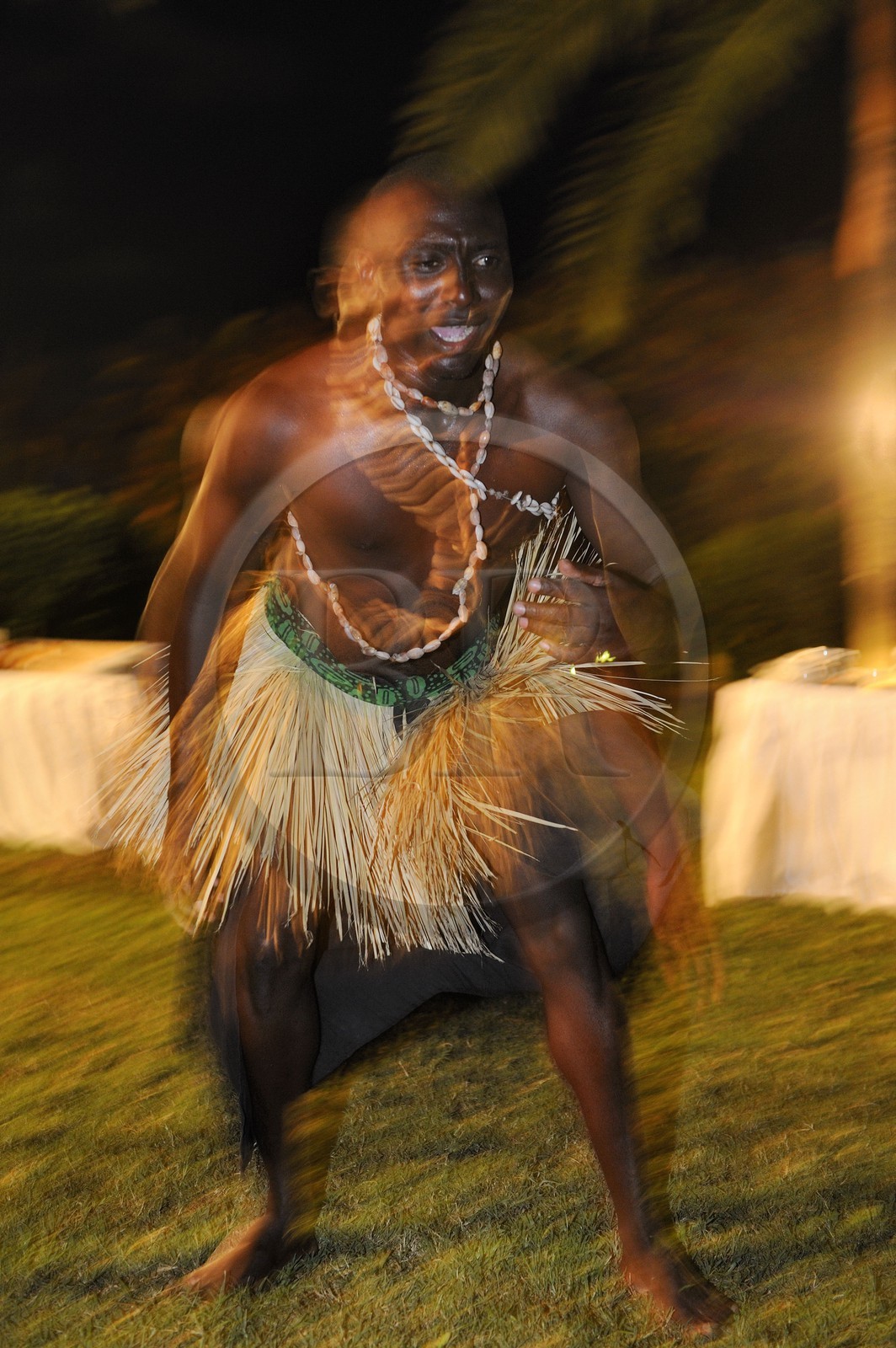 Tanzanie, Dar es-Salaam hôtel Mövenpick, spectacle de danses traditionnelles dans les jardins