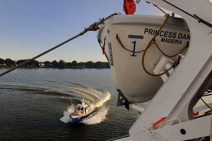 Canada, province de Québec, la rivière Saint-Laurent à Trois-Rivières depuis le bateau de croisière Princess Danaé, arrivée du pilote