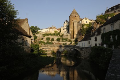 France, Côte d'Or (21), Semur-en-Auxois, la Tour Margot dominant les bords de la rivière l'Armançon et le pont Pinard