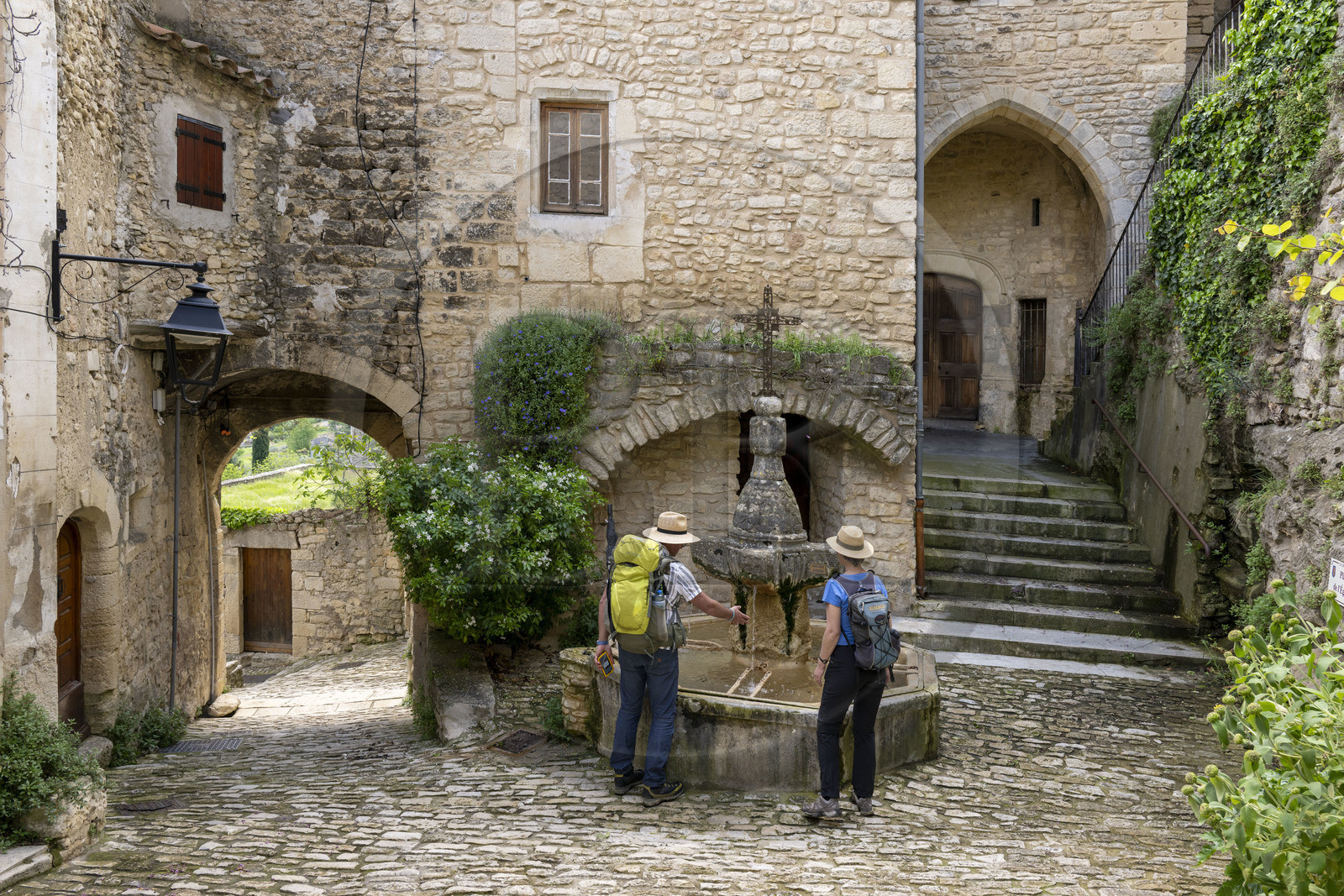 France, Vaucluse (84), Dentelles de Montmirail, Crestet, fontaine sur la petite place devant l'église Saint-Sauveur-et-Saint-Sixte