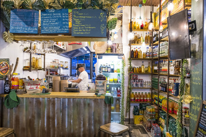 France, Hérault (34), Montpellier, Marché du Lez, les Halles du Lez associant halles alimentaires, food court et rooftop