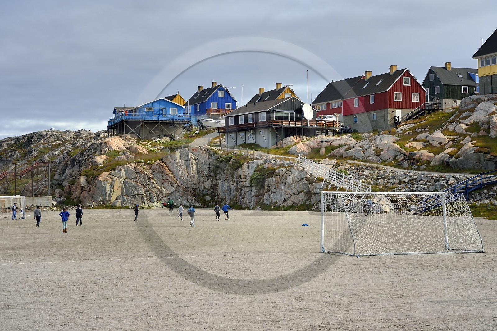 Groenland, cote ouest, baie de Disko, Ilulissat, le terrain de football