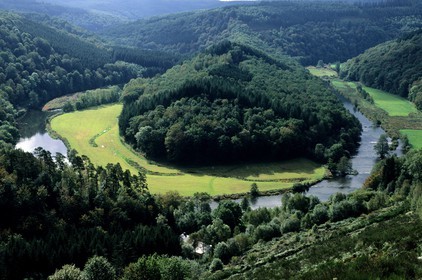 Belgique, Wallonie, province du Luxembourg, le Tombeau du Géant dans une boucle de la rivière Semois