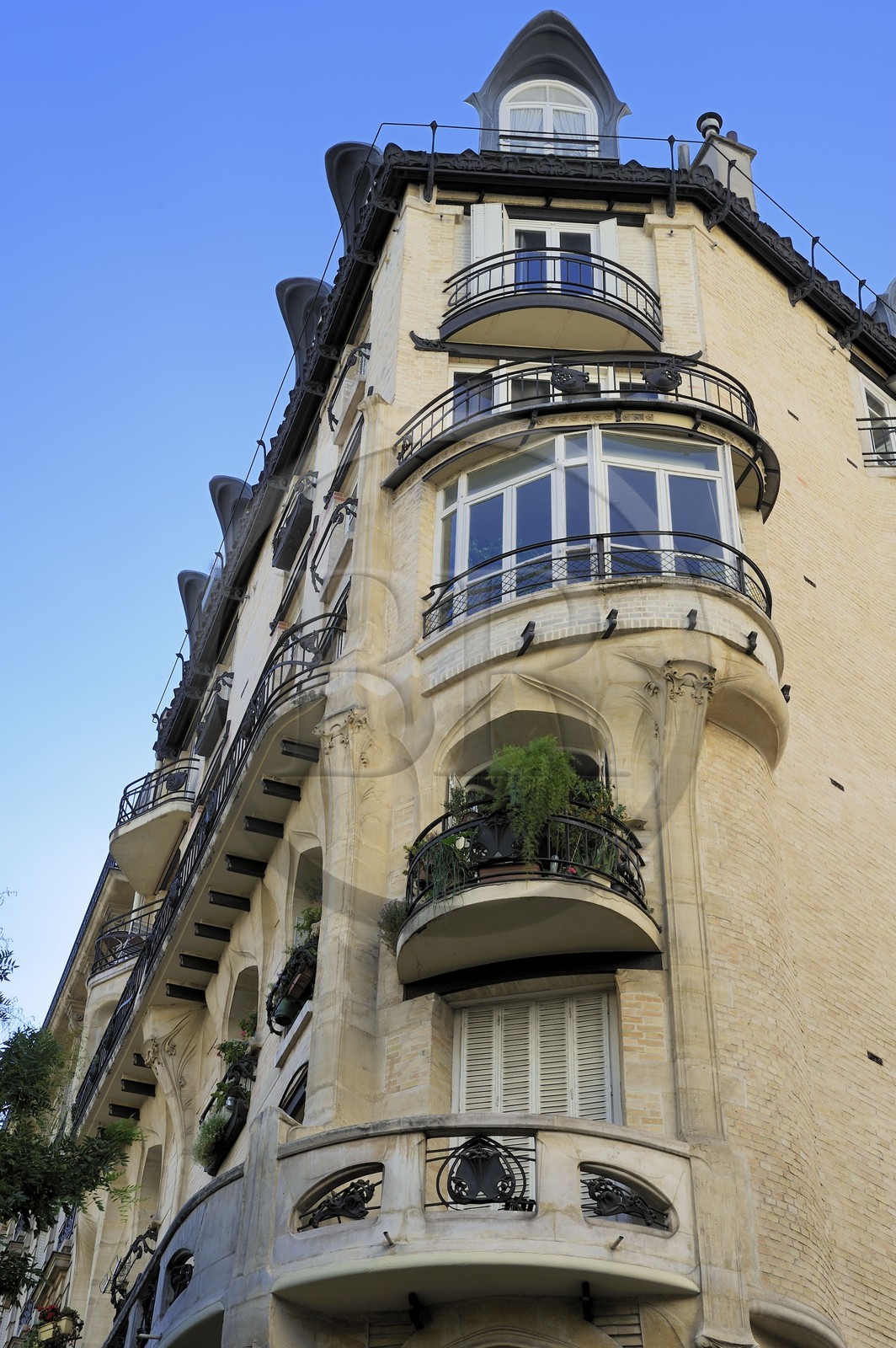 France, Paris (75), immeuble du 142 avenue de Versailles de style Art Nouveau par Hector Guimard