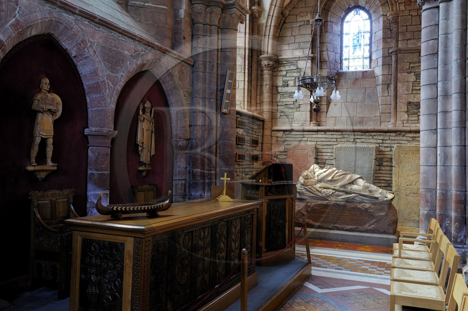 Royaume-Uni, Ecosse, Iles Orcades, Mainland, ville de Kirkwall, la cathédrale Saint-Magnus en grès rouge, autel avec drakkar et viking, en arrière plan mémorial à l'explorateur orcadien John Rae