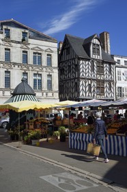 France, Charente-Maritime (17), La Rochelle, place du Marché et rue Thiers