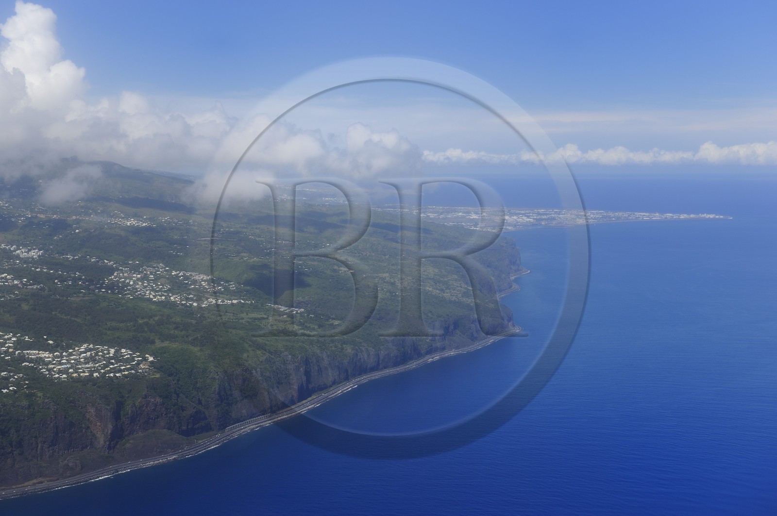 France, île de la Réunion, la Route du Littoral au pied des falaises entre le Port et Saint-Denis (vue aérienne)