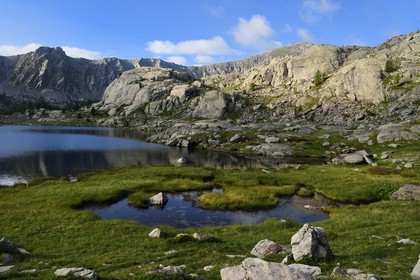 France, Alpes-Maritimes (06), parc national du Mercantour, la Vallée des Merveilles parsemée de milliers de gravures rupestres de l'Age de bronze, le lac Fourcat