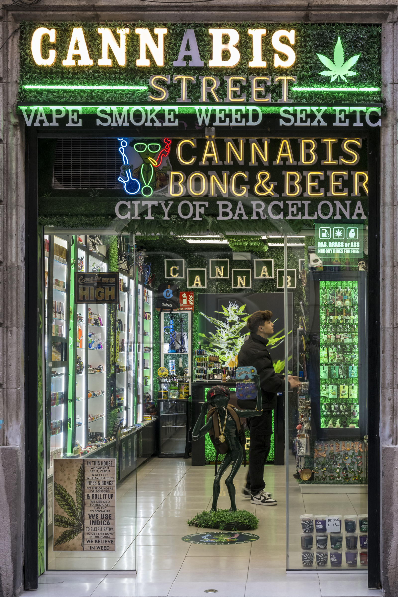 Espagne, Catalogne, Barcelone, quartier de Las Ramblas, magasin de Cannabis dans la vieille ville