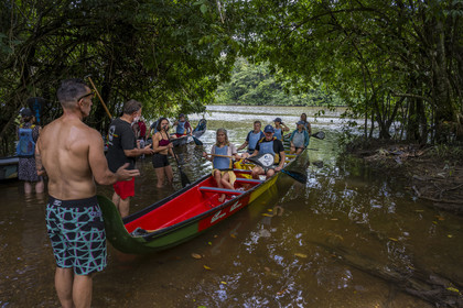 France, Guyane, Kourou, Camp Maripas, entrainement à la manipulation d'une pirogue P12 (pirogue traditionnelle Guyanaise adaptée en résine) sur le fleuve Kourou