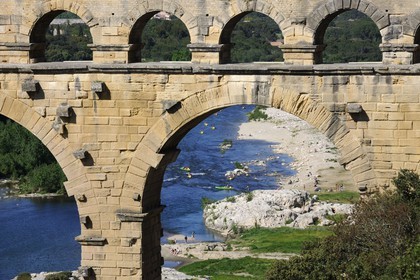 France, Gard (30), le Pont du Gard classé Patrimoine Mondial de l'UNESCO, aqueduc romain qui enjambe le Gardon, descente en canoë-kayak du Gardon