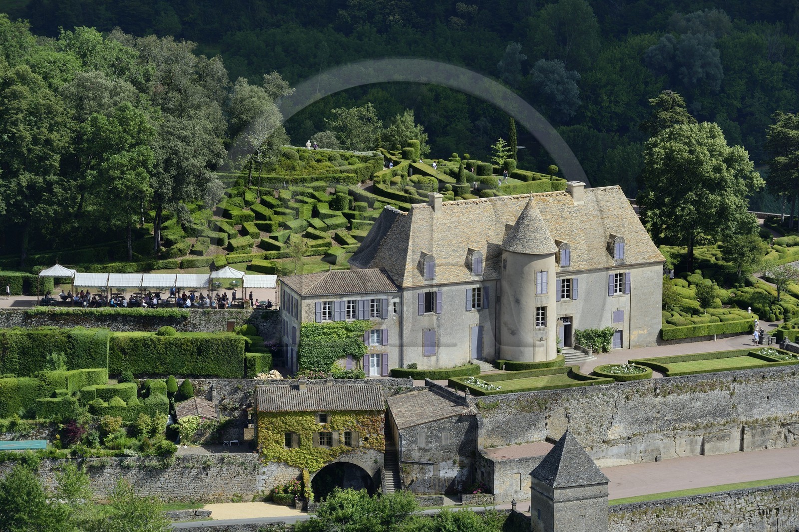 France, Dordogne (24), Périgord Noir, vallée de la Dordogne, Vézac, les jardins du château de Marqueyssac du XVIIIe siècle (vue aérienne)