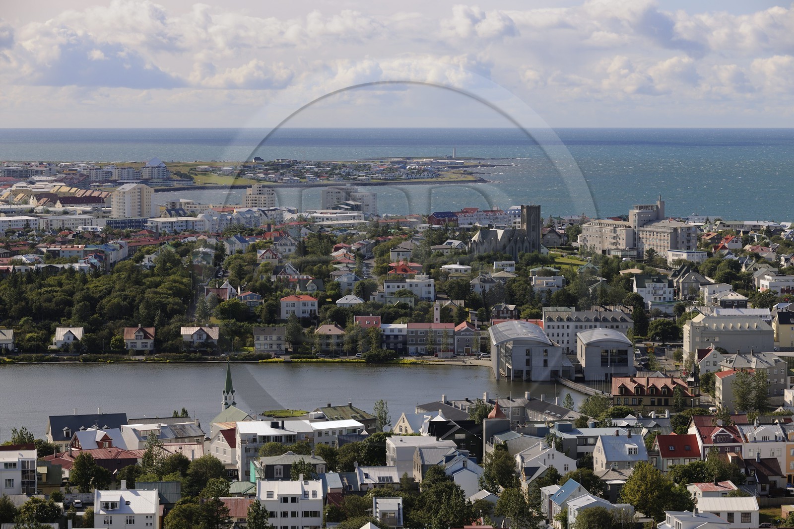 Islande, Reykjavik, l'hôtel de ville (à droite) au bord du lac Tjörnin