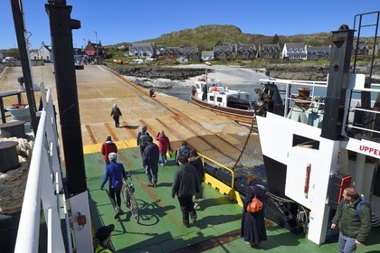 Royaume-Uni, Ecosse, Highland, Hébrides intérieures, arrivée sur l'Ile d'Iona du ferry venant de Fionnphort sur l'Ile de Mull