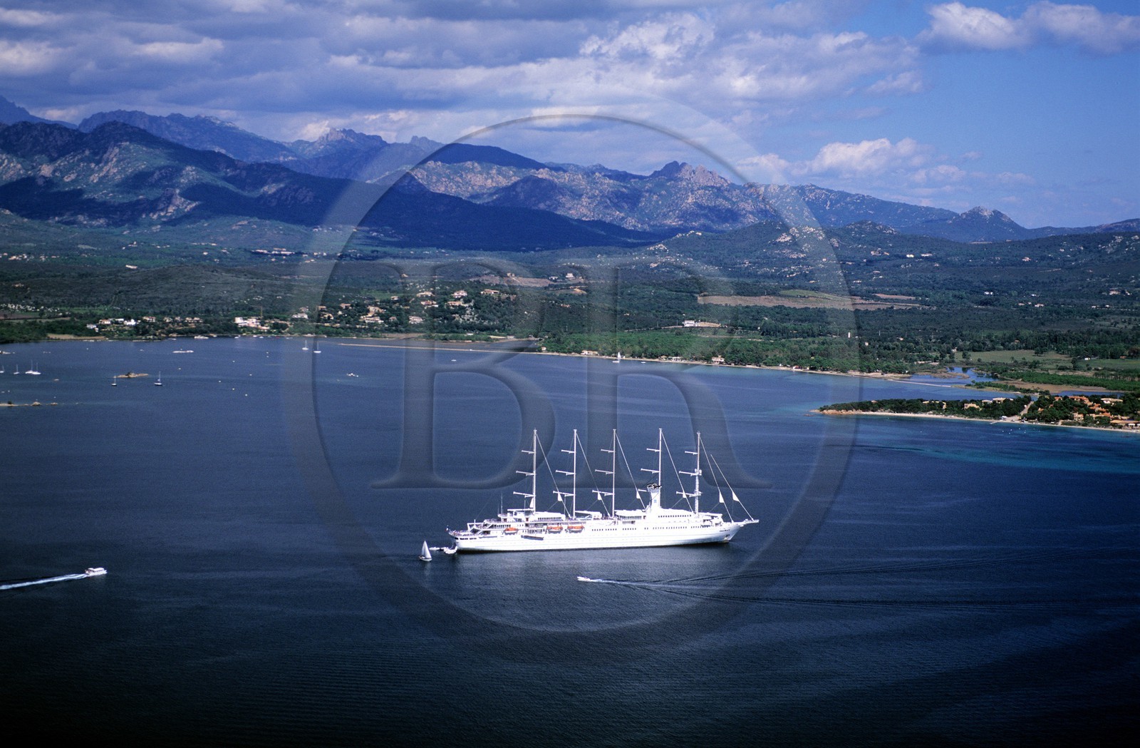 France, Corse-du-Sud (2A), le bateau de croisière club-mediterranée 2 dans la baie de Porto-Vecchio (vue aérienne)