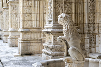 Portugal, Lisbonne, Bélem, Monastere des Hiéronymites (Mosteiro dos Jerónimos), classé Patrimoine Mondial de l'UNESCO, la fontaine du lion dans le cloitre