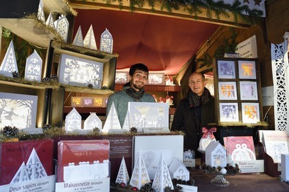 France, Haut-Rhin (68), Kaysersberg, Pascal (et Catherine) Thevenin avec son fils Lucas des Editions Lisele créent des canivets dans l'art du papier découpé pour notamment styliser les décorations de Noel