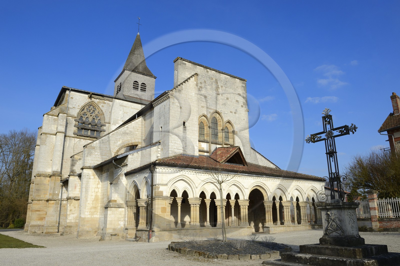 France, Marne (51), village de Saint-Amand-sur-Fion, église Saint-Amand avec son porche champenois du XIIème siècle et refait au XVIème siècle