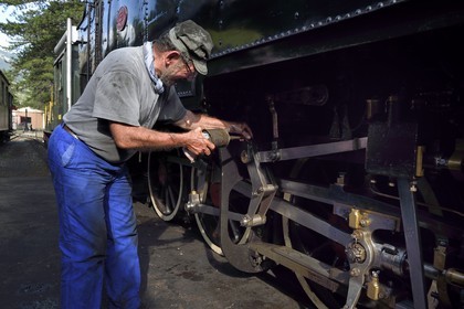 France, Alpes-Maritimes (06), Puget Théniers, le Train des Pignes, locomotive en chauffe, opération de graissage de l'embiellage