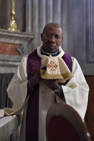 France, Corse-du-Sud (2A), Piana, labellisé Les Plus Beaux Villages de France, l'église paroissiale de l'Assomption (Santa Maria Assunta), le curé d'origine rwandaise Edouard Sentarure