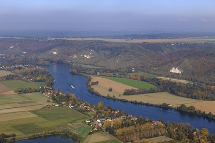 France, Eure (27), péniche sur la Seine en amont de Amfreville-sous-les-monts et la côte des Deux-Amants (vue aérienne)
