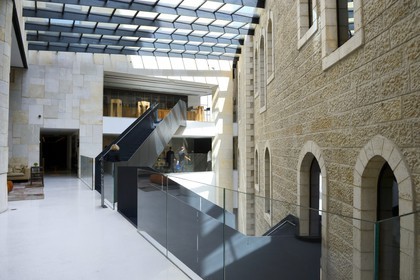 Israel, Jerusalem, le Mamilla Hotel en bordure du centre commercial de luxe de la rue piétonne Mamilla dans la ville moderne, conçu en collaboration avec Luxury Hotels Alrov et en partenariat avec les architectes Moshe Safdie et Piero Lissoni