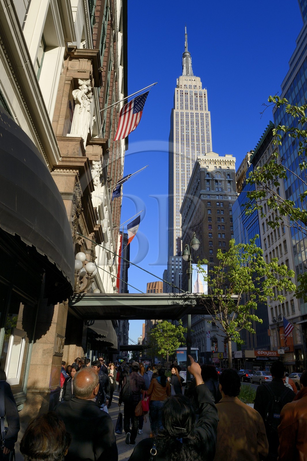 Etats-Unis, New York, Manhattan, Midtown, l'Empire State Building dans 34th Street et la facade du grand magasin Macy's