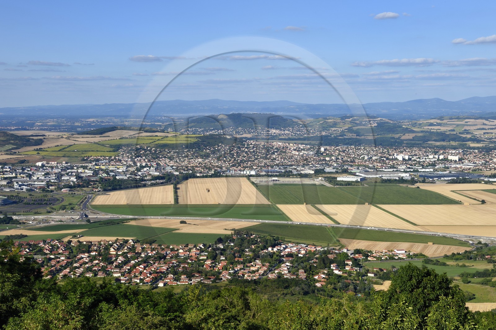 France, Puy-de-Dôme (63), la plaine de la Limagne vu depuis le plateau de Gergovie