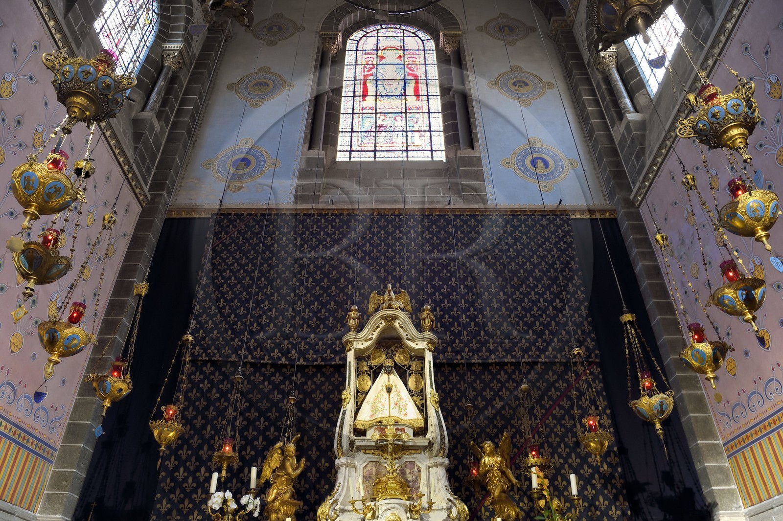 France, Haute-Loire (43), Le Puy-en-Velay, étape des chemins de Compostelle, la cathédrale Notre-Dame-de-l'Annonciation du XIIe siècle classée Patrimoine Mondial de l'UNESCO, statue de Marie portant son enfant surnommée La vierge noire (XVIIe siècle)
