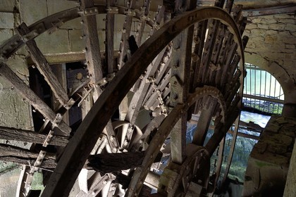 France, Charente-Maritime (17), Chaniers,  restaurant Le Moulin de la Baine, vestige d'une des roue à aube du moulin du XVIIème siècle sur la Charente