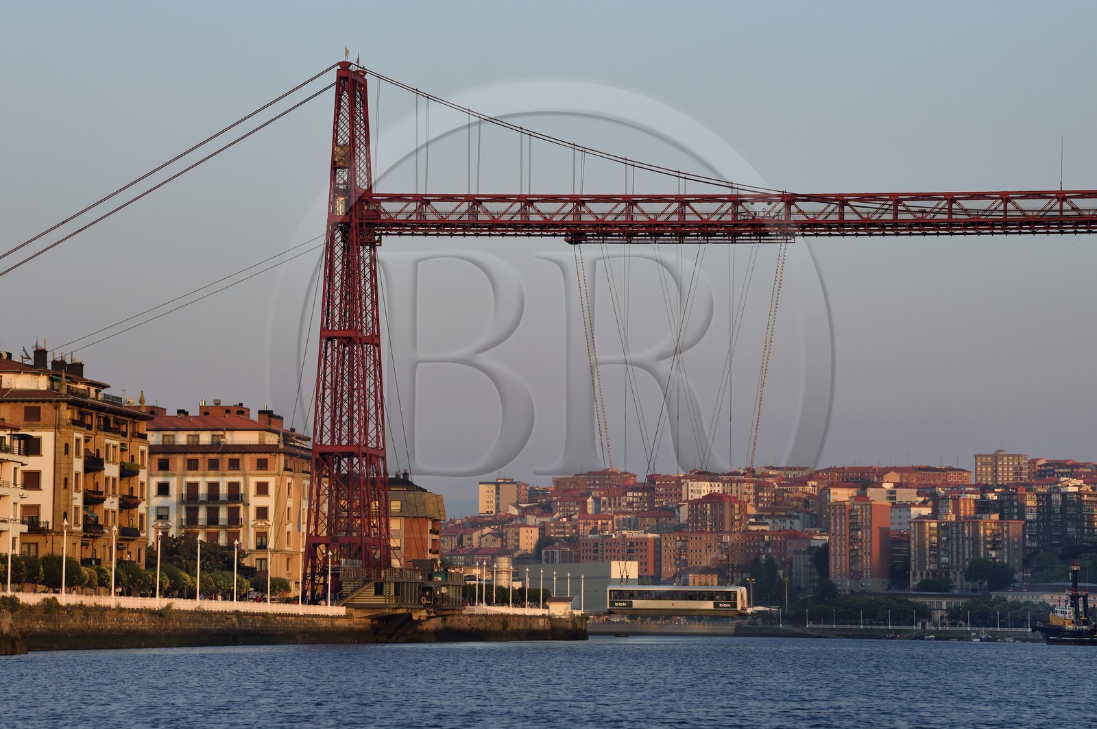Espagne, Pays basque espagnol, Biscaye, Bilbao, pont de Biscaye (Puente de Vizcaya ou Puente Colgante) sur le fleuve Nervion, reliant les deux villes de Portugalete et Getxo, toujours en service, ce pont transbordeur construit de 1888 à 1893 est le premier construit et aussi le plus grand du monde, classé Patrimoine Mondial de l'UNESCO