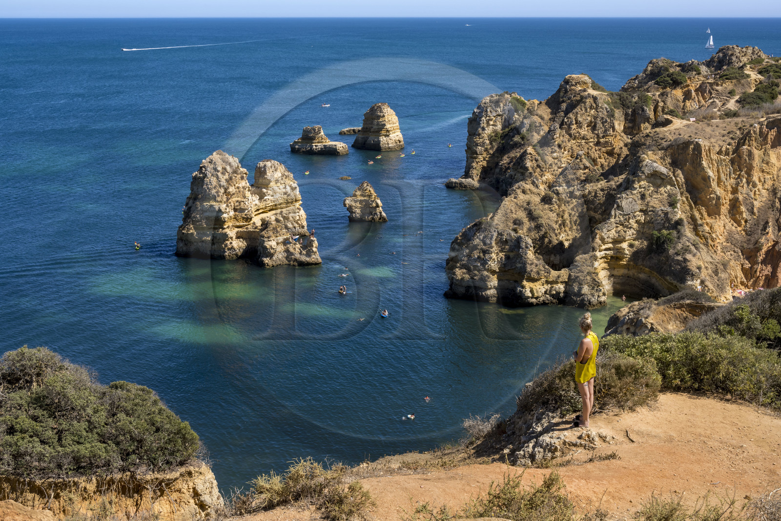 Portugal, Algarve, Lagos, découverte en kayak des formations rocheuses et des falaises de la Ponta da Piedade en face de Praia da Boneca