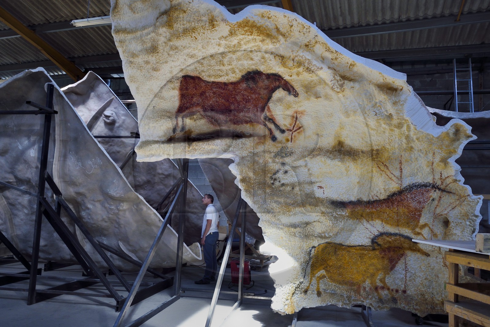 France, Dordogne (24), Montignac, l’Atelier des Fac-Similés du Périgord (AFSP) spécialisé dans la reproduction minérale de parois ornées de la préhistoire et en charge de la reconstitution fidèle des parois de la grotte de Lascaux, paroies dans les réseves en attente de transfert et d'installation au musée, mention obligatoire Atelier des Fac-Similés du Périgord