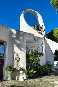 France, Hérault (34), La Grande-Motte, labellisé patrimoine du XXème siècle, l'église Saint-Augustin des architectes Jean Balladur et Jean-Bernard Tostivint