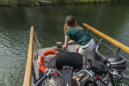 France, Deux-Sèvres (79), le Marais Poitevin, la Venise Verte, Magné, randonnée à bicyclette, passage de la Sèvre Niortaise à sur un des bateaux à chaines en libre accès
