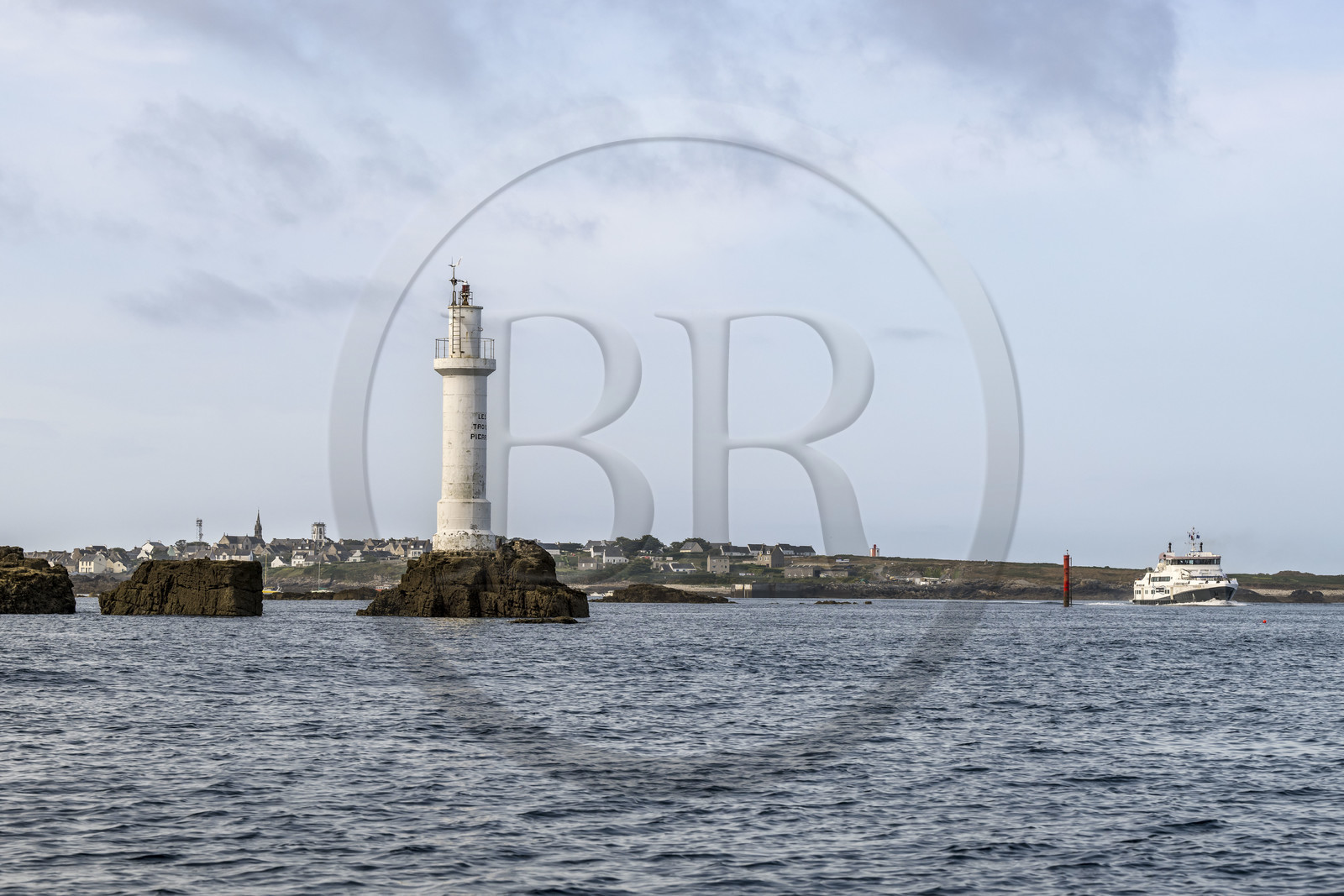 France, Finistère (29), Mer d'Iroise, Ile de Molène, navire de la Penn ar Bed assurant la liaison avec les iles de Molène et Ouessant, départ de l'Ile de Molène et passage du feu des Trois Pierres