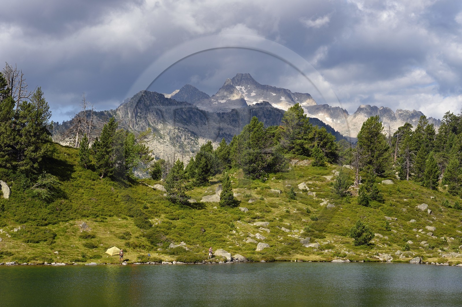 France, Hautes-Pyrénées (65), Saint-Lary-Soulan et Vielle-Aure, randonnée sur une variante du GR10 entre le col de Portet et les lacs de Bastan en bordure de la réserve naturelle de Néouvielle, lac de Bastan inférieur et le massif de Néouvielle en arrière plan