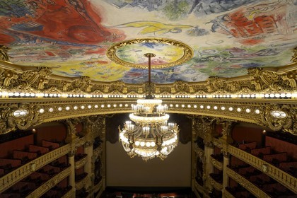 France, Paris (75), Opéra Garnier, la coupole du plafond décoré par Marc Chagall dans la grande salle et le grand lustre de 7 à 8 tonnes créé par Garnier