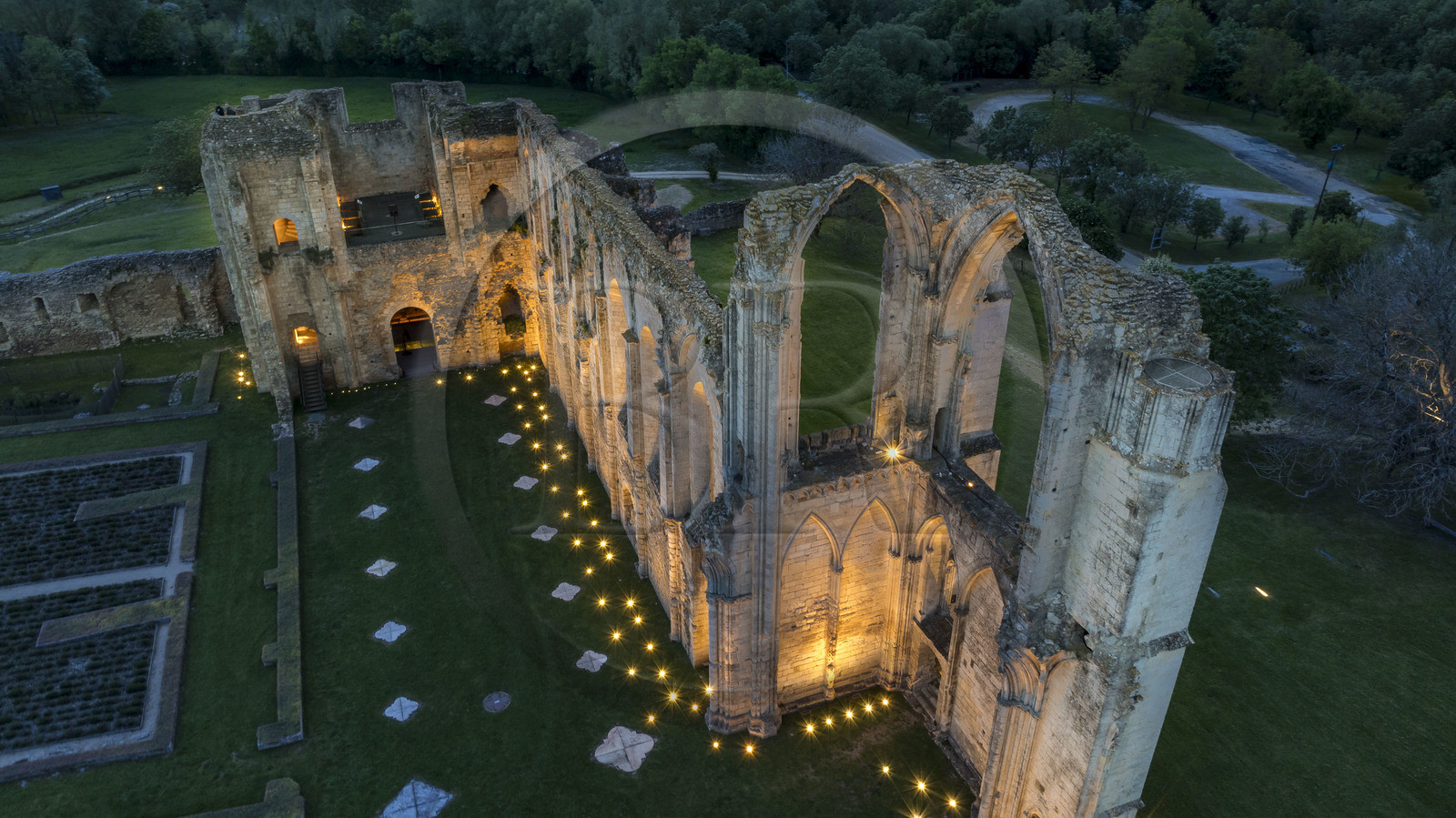 France, Vendée (85), Parc Interrégional du Marais Poitevin labellisé Grand Site de France, Maillezais, vestiges de l'abbaye Saint-Pierre de Maillezais (vue aérienne)
