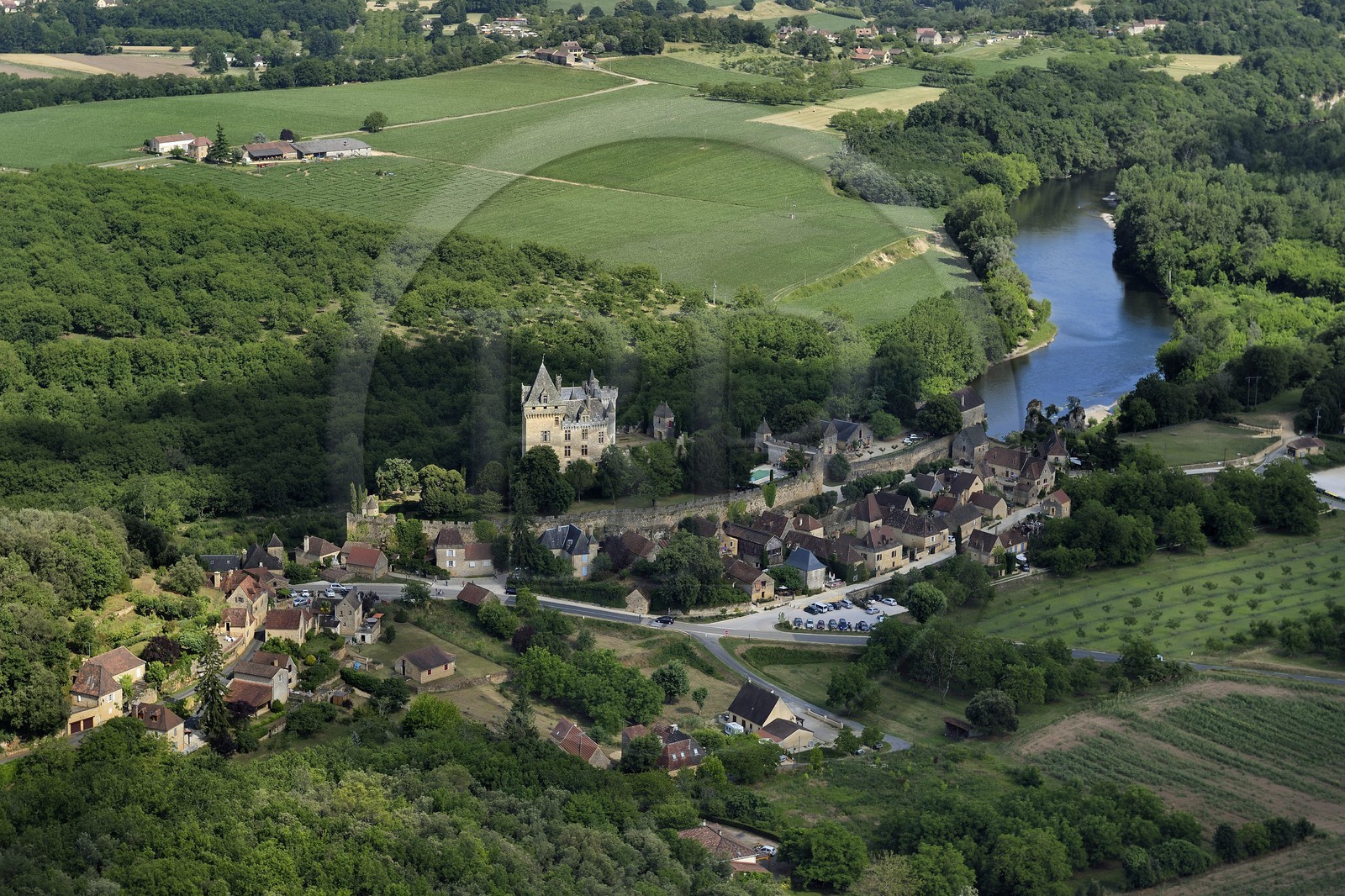 France, Dordogne (24), Périgord Noir, vallée de la Dordogne, Vitrac, chateau de Montfort et le Cingle de Montfort (vue aérienne)