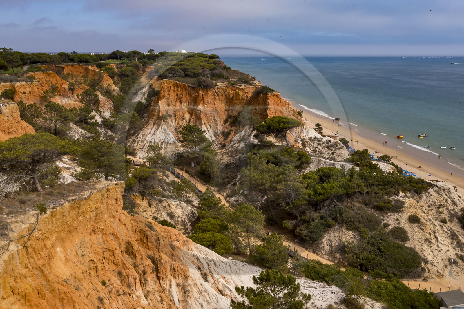 Portugal, Algarve, Olhos de Agua, la plage de Praia da Falésia surplombée par ses falaises rouges (vue aérienne)